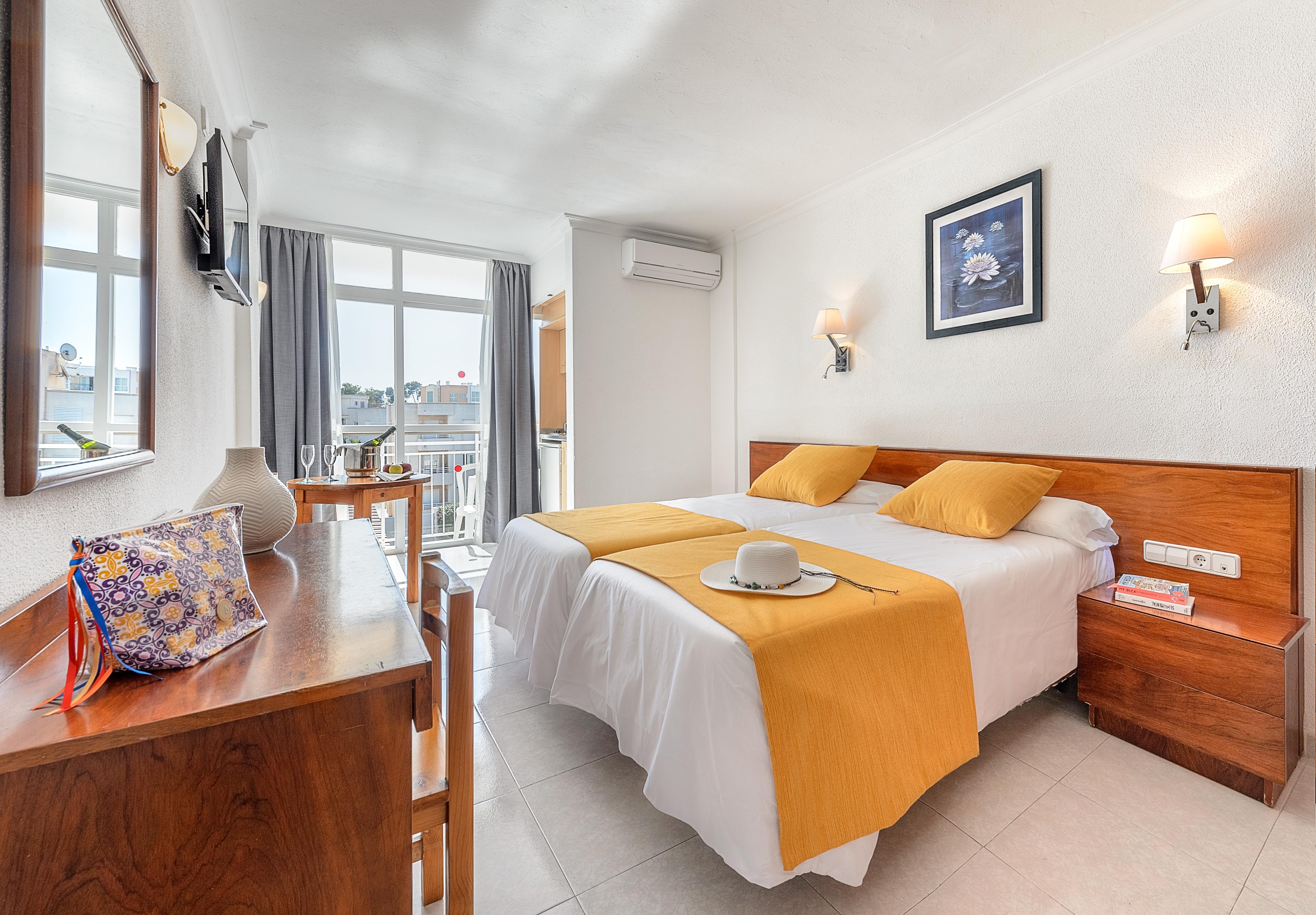 Aparthotel Vibra Bay San Antonio  Bagian luar foto